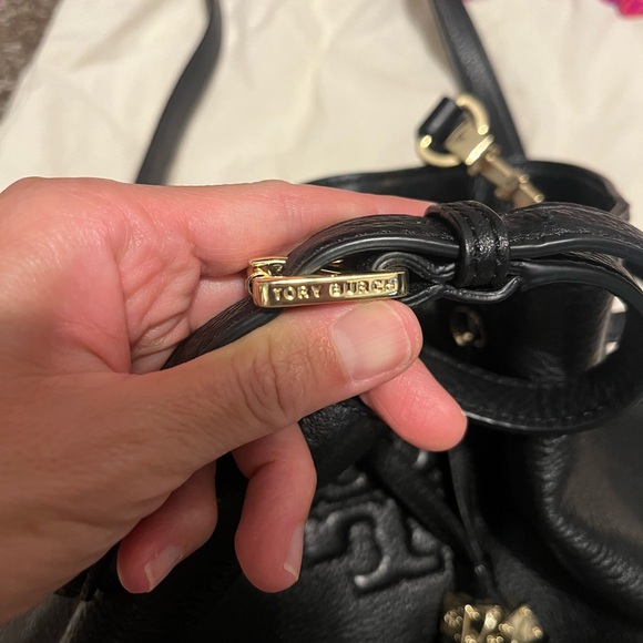 TORY BURCH THEA BUCKET BAG | Black Leather Shoulder Bag - Picture 7 of 8